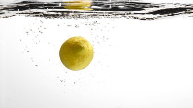 Suya düşen taze meyve. Diyet için etkili meyve veren organik meyve..