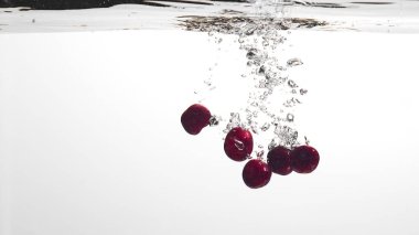 Suya düşen taze meyve. Diyet için etkili meyve veren organik meyve..