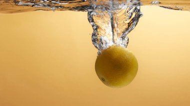 Suya düşen taze meyve. Diyet için etkili meyve veren organik meyve..