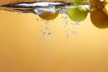 Suya düşen taze meyve. Diyet için etkili meyve veren organik meyve..