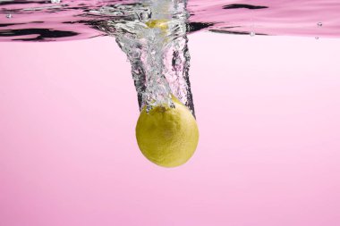 Suya düşen taze meyve. Diyet için etkili meyve veren organik meyve..