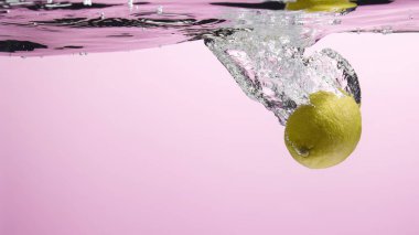 Suya düşen taze meyve. Diyet için etkili meyve veren organik meyve..