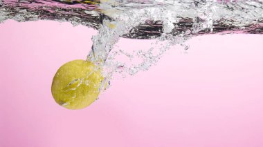 Suya düşen taze meyve. Diyet için etkili meyve veren organik meyve..