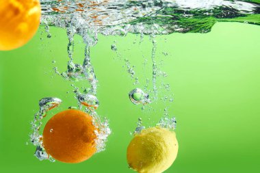 Suya düşen taze meyve. Diyet için etkili meyve veren organik meyve..