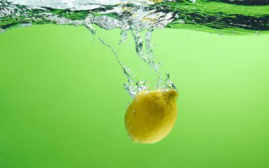 Suya düşen taze meyve. Diyet için etkili meyve veren organik meyve..