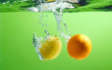 Suya düşen taze meyve. Diyet için etkili meyve veren organik meyve..