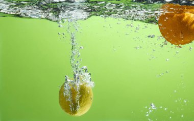 Suya düşen taze meyve. Diyet için etkili meyve veren organik meyve..