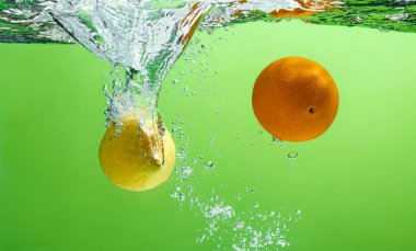 Suya düşen taze meyve. Diyet için etkili meyve veren organik meyve..