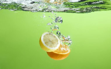 Suya düşen taze meyve. Diyet için etkili meyve veren organik meyve..