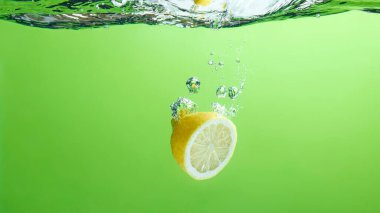 Suya düşen taze meyve. Diyet için etkili meyve veren organik meyve..