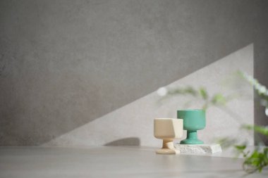 Penceresinden güneş ışığı geçen çeşitli aksesuarları olan gri renkli bir fayans..