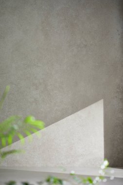 Penceresinden güneş ışığı geçen çeşitli aksesuarları olan gri renkli bir fayans..