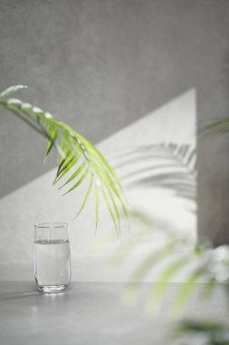 Penceresinden güneş ışığı geçen çeşitli aksesuarları olan gri renkli bir fayans..