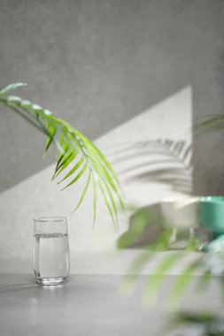 Penceresinden güneş ışığı geçen çeşitli aksesuarları olan gri renkli bir fayans..