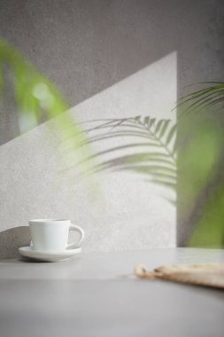 Penceresinden güneş ışığı geçen çeşitli aksesuarları olan gri renkli bir fayans..