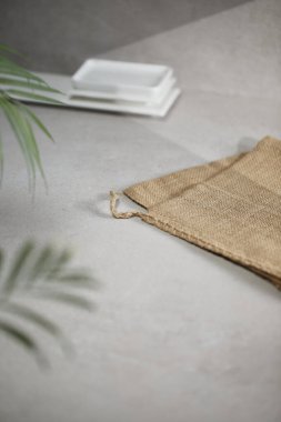 Penceresinden güneş ışığı geçen çeşitli aksesuarları olan gri renkli bir fayans..