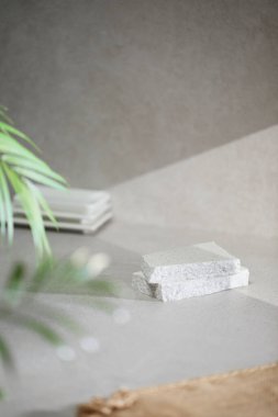 Penceresinden güneş ışığı geçen çeşitli aksesuarları olan gri renkli bir fayans..