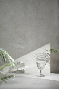 Penceresinden güneş ışığı geçen çeşitli aksesuarları olan gri renkli bir fayans..