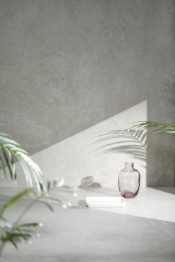 Penceresinden güneş ışığı geçen çeşitli aksesuarları olan gri renkli bir fayans..