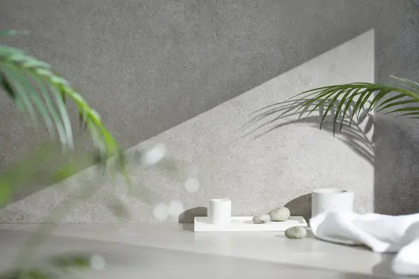 Penceresinden güneş ışığı geçen çeşitli aksesuarları olan gri renkli bir fayans..