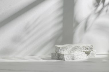 Pencereleri olan güneşli bir oda. Farklı tasarımlar için birden fazla nesne ve gölge barındıran bir arka plan..