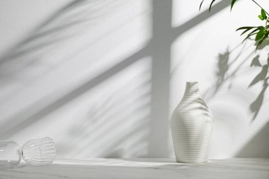 Pencereleri olan güneşli bir oda. Farklı tasarımlar için birden fazla nesne ve gölge barındıran bir arka plan..