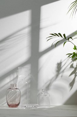 Pencereleri olan güneşli bir oda. Farklı tasarımlar için birden fazla nesne ve gölge barındıran bir arka plan..