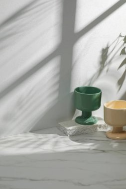 Pencereleri olan güneşli bir oda. Farklı tasarımlar için birden fazla nesne ve gölge barındıran bir arka plan..