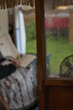 Dağların ve ağaçların arasında kamp kurarak rahatlayabilirsin..