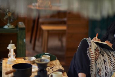 Dağların ve ağaçların arasında kamp kurarak rahatlayabilirsin..