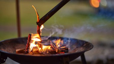 Dağların ve ağaçların arasında kamp kurarak rahatlayabilirsin..