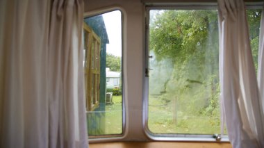 Dağların ve ağaçların arasında kamp kurarak rahatlayabilirsin..