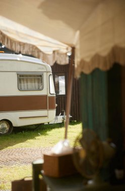 Dağların ve ağaçların arasında kamp kurarak rahatlayabilirsin..