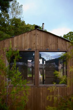 Dağların ve ağaçların arasında kamp kurarak rahatlayabilirsin..