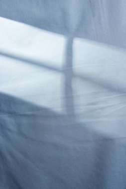 Kumaşın dokusunun hoş bir dokunuşuyla aydınlatılmış bir iç mekan..