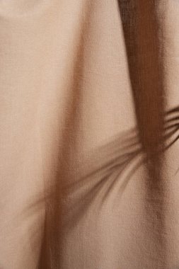 Kumaşın dokusunun hoş bir dokunuşuyla aydınlatılmış bir iç mekan..