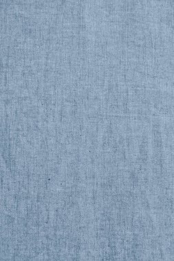 Kumaşın dokusunun hoş bir dokunuşuyla aydınlatılmış bir iç mekan..