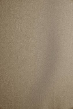 Kumaşın dokusunun hoş bir dokunuşuyla aydınlatılmış bir iç mekan..