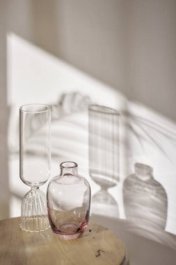 Sıcak güneş ışığı pencereden içeri akıyor, arka plan, çiçekler, vazolar ve bitkilerle dolu bir masa. Işık ve gölgenin ahengi..