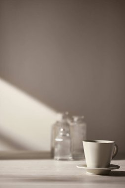 Sıcak güneş ışığı pencereden içeri akıyor, arka plan, çiçekler, vazolar ve bitkilerle dolu bir masa. Işık ve gölgenin ahengi..