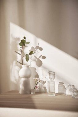 Rahat bir çalışma alanı. Değişik nesnelerle dolu ahşap bir masa.