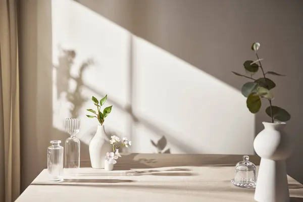 Sıcak güneş ışığı pencereden içeri akıyor, arka plan, çiçekler, vazolar ve bitkilerle dolu bir masa. Işık ve gölgenin ahengi..