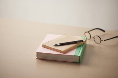 Rahat bir çalışma alanı. Değişik nesnelerle dolu ahşap bir masa.