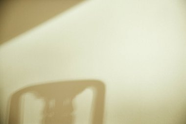 Minimalist bir iç mekan ahşap tonlarda ve sıcak güneş ışığı içeri akıyor..