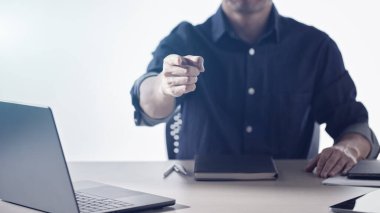 Finans, yatırım, yenilik ve başarı için kendinden emin bir işletme yöneticisi.