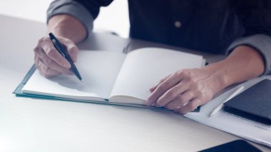 Finans, yatırım, yenilik ve başarı için kendinden emin bir işletme yöneticisi.