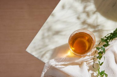 Doğal Işıkta Yeşillikle Asgari Estetik İçecekler.