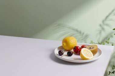 Doğal güneş ışığı ve gölgeli bir masada taze meyve ve çimlerle dolu rahat bir fon..