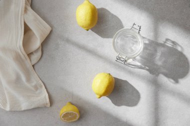 Doğal güneş ışığı ve gölgeli bir masada taze meyve ve çimlerle dolu rahat bir fon..