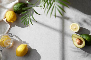 Doğal güneş ışığı ve gölgeli bir masada taze meyve ve çimlerle dolu rahat bir fon..